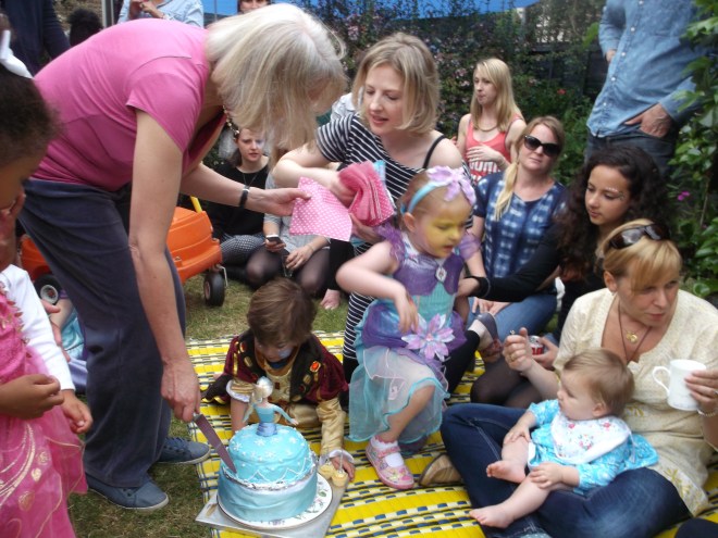 With Grandma Caroline and Anna's help, Maddy prepares to cut the cake